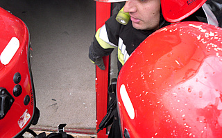 Strażacy usuwali plamę oleju z rzeki Elbląg Strażacy usuwali plamę oleju z rzeki Elbląg